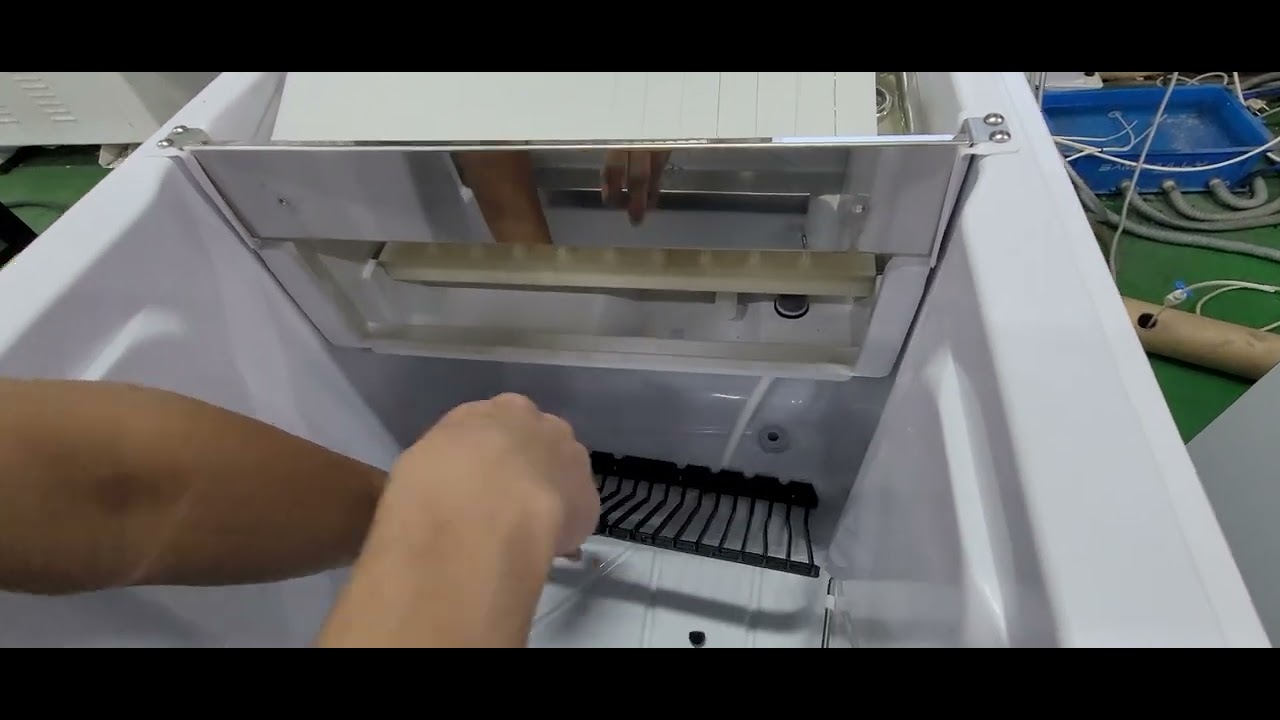 How to clean the inside of the top cover of the smile ice maker